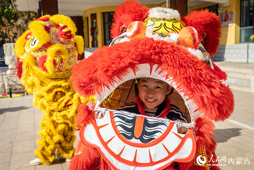 呼和浩特市玉泉區(qū)清泉街小學(xué)學(xué)生在練習(xí)舞獅。丁根厚攝