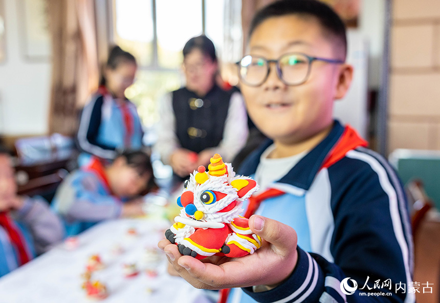 呼和浩特市玉泉區(qū)清泉街小學(xué)學(xué)生展示繪制的以獅文化為主題的手工彩泥作品。丁根厚攝