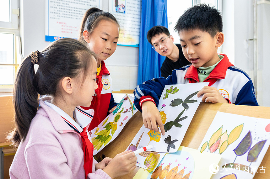 呼和浩特市玉泉區(qū)石東路小學(xué)學(xué)生在繪制創(chuàng)意樹葉畫。丁根厚攝
