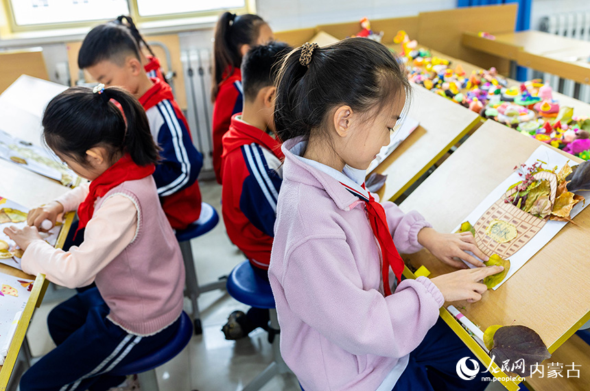 呼和浩特市玉泉區(qū)石東路小學(xué)學(xué)生在繪制創(chuàng)意樹(shù)葉畫(huà)。丁根厚攝