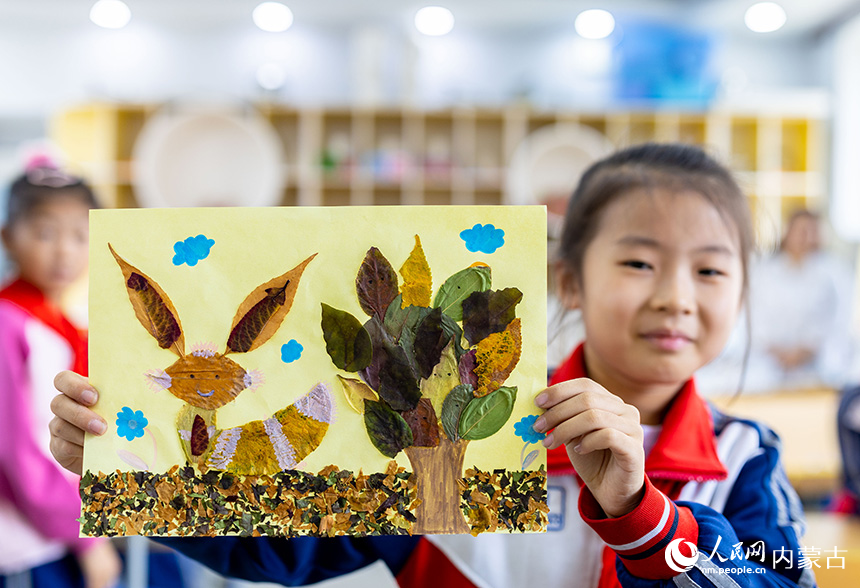 呼和浩特市玉泉區(qū)石東路小學(xué)學(xué)生展示繪制的創(chuàng)意樹葉畫。丁根厚攝