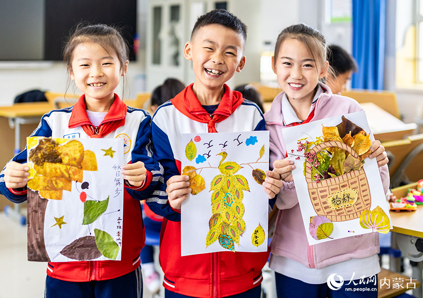 呼和浩特市玉泉區(qū)石東路小學(xué)學(xué)生展示繪制的創(chuàng)意樹葉畫。丁根厚攝