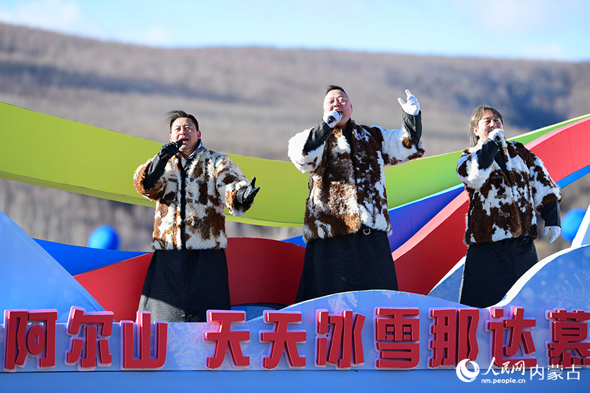 演員在冰雪那達(dá)慕開幕式上表演。王正攝