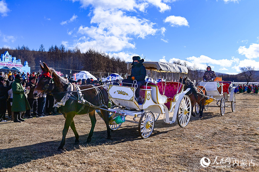 馬車在冰雪那達(dá)慕開幕式上行進(jìn)。王正攝