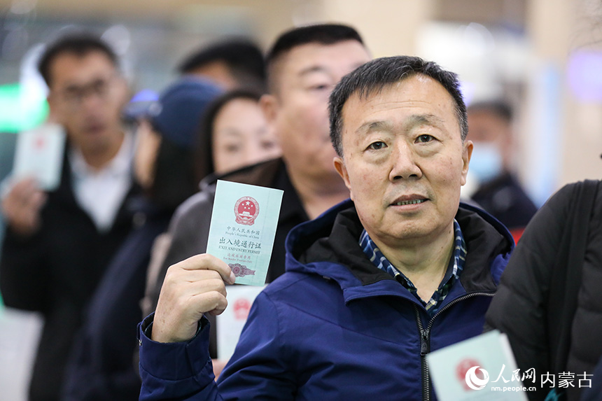 旅客持《中華人民共和出入境通行證》從二連浩特公路口岸出境，前往蒙古國扎門烏德市一日游。郭鵬杰攝