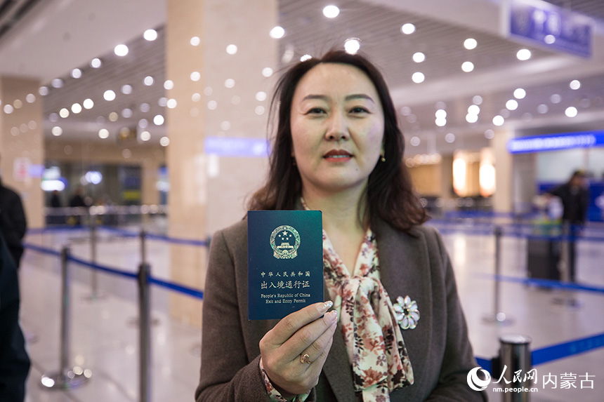 旅游團導(dǎo)游持一年多次有效的《中華人民共和出入境通行證》從二連浩特公路口岸出境，帶團赴蒙古國扎門烏德市一日游。郭鵬杰攝