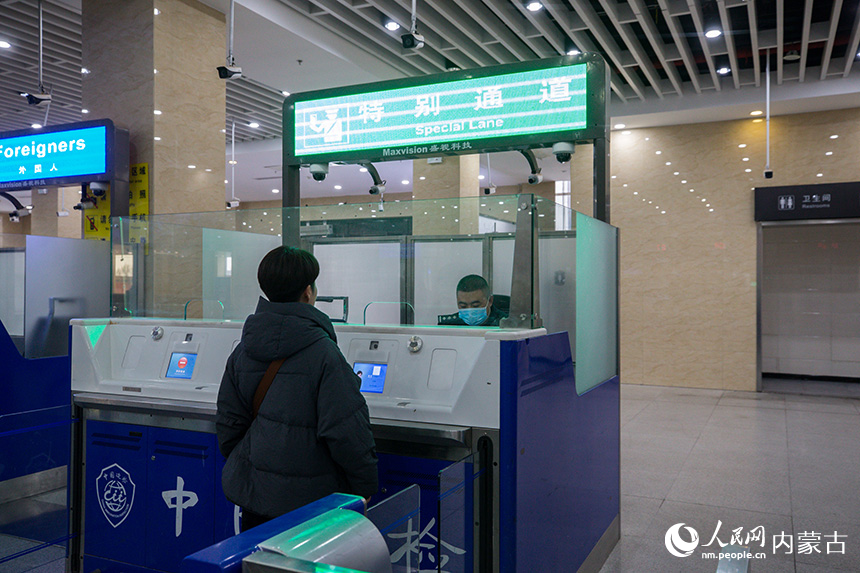二連出入境邊防檢查站為中蒙邊境一日游旅客開通專用通道。郭鵬杰攝