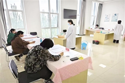 玉泉區(qū)零工市場組織家政服務、母嬰護理培訓、測試。