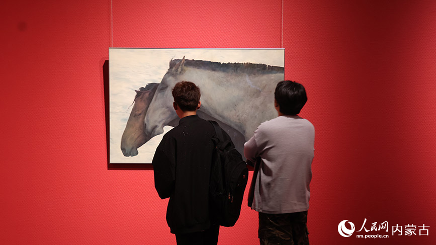 觀看展覽。實(shí)習(xí)生 李蓉?cái)z