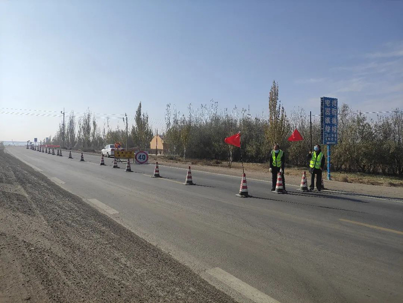布控養(yǎng)護作業(yè)現(xiàn)場，疏導交通，確保道路安全暢通。辦理單位供圖