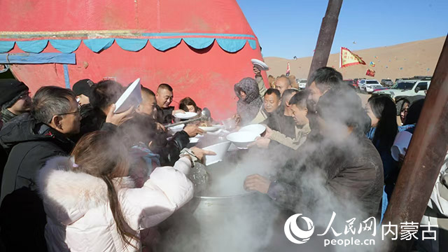 爭(zhēng)相品嘗美食