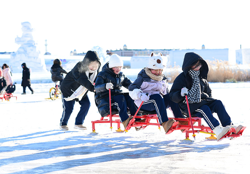12月12日，游客在滿洲里“冰雪童謠”主題樂園體驗(yàn)趣味冰雪運(yùn)動(dòng)。王正攝