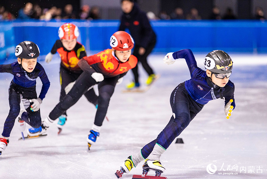 參賽小選手在呼和浩特市冰雪運動系列活動短道速滑公開賽男子甲組500米比賽中。丁根厚攝