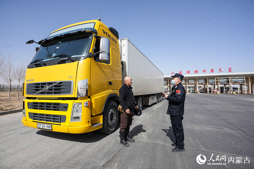 2024年4月1日，二連出入境邊防檢查站移民管理警察查驗(yàn)貨車司機(jī)通關(guān)證件。郭鵬杰攝