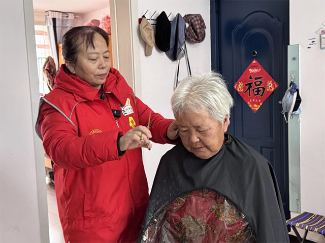 手藝人志愿服務(wù)隊成員為老人上門理發(fā)。王悅微攝