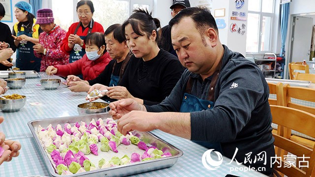 包餃子。實(shí)習(xí)生 李蓉?cái)z