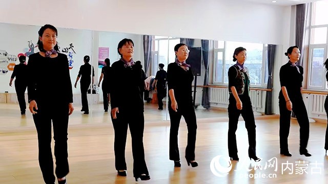 形體課。實(shí)習(xí)生 李蓉?cái)z