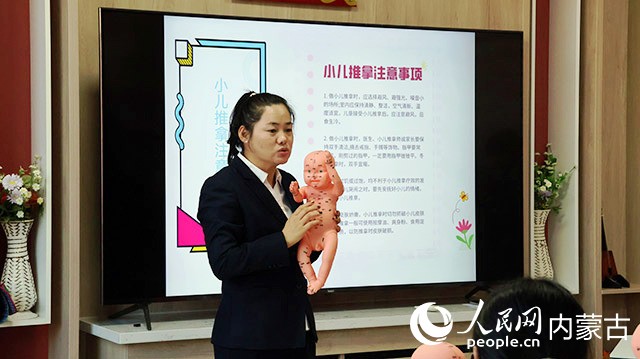 小兒推拿課。實(shí)習(xí)生 李蓉?cái)z
