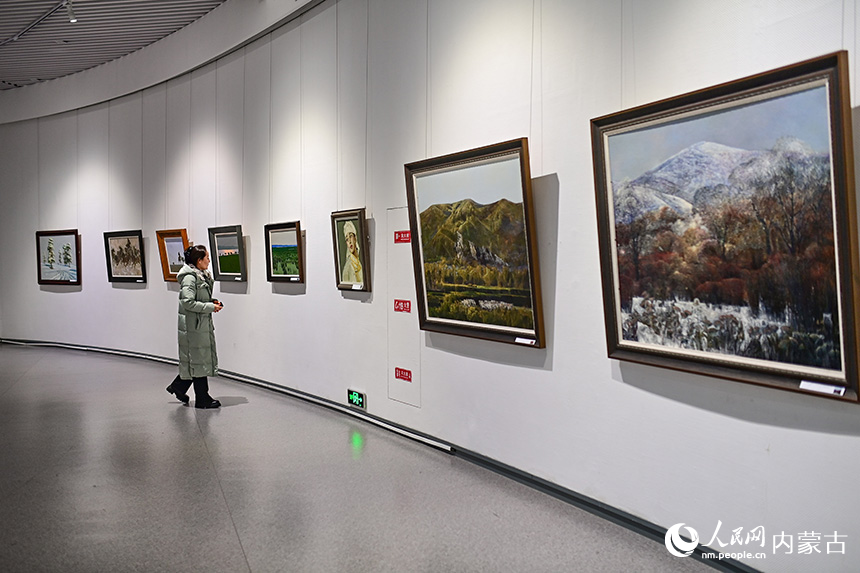 觀眾在呼倫貝爾市文化館觀賞“多彩呼倫貝爾”油畫精品展。王正攝