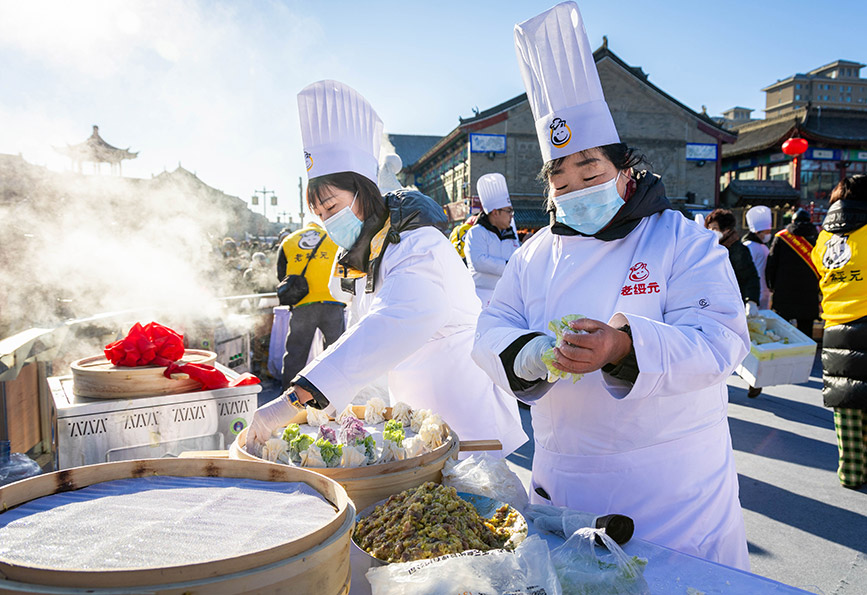 12月21日，非遺傳承人在呼和浩特?zé)u美食大會(huì)開(kāi)幕式現(xiàn)場(chǎng)展示燒賣的制作技藝。丁根厚攝