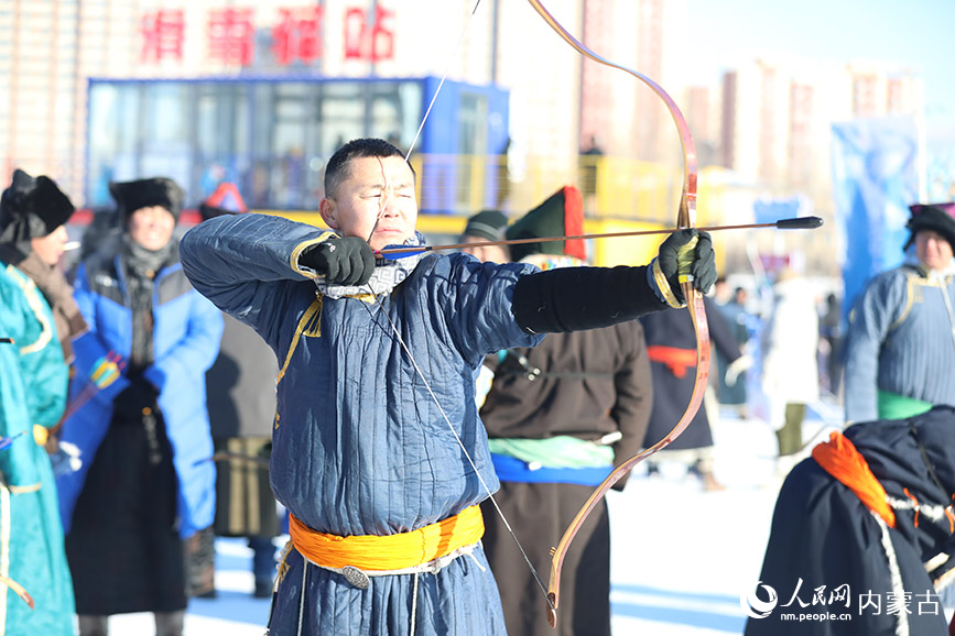 彎弓搭箭。人民網(wǎng)記者 李睿攝