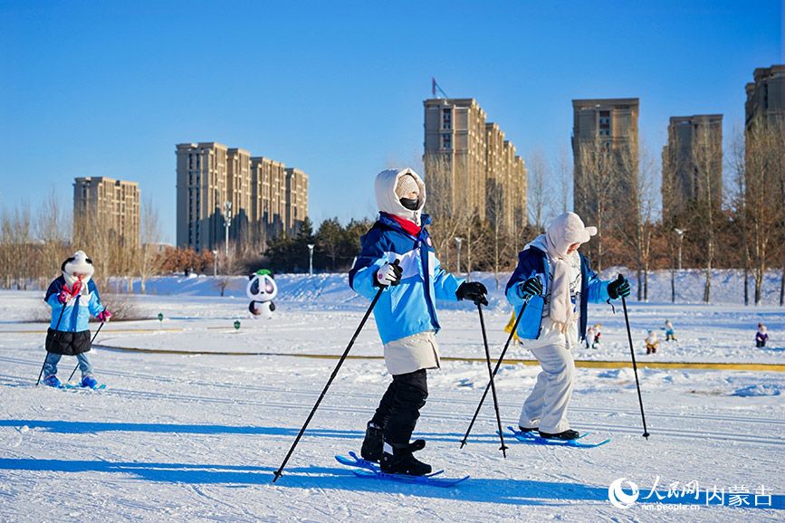 市民在城市雪道滑雪。人民網(wǎng)記者 齊浩男攝