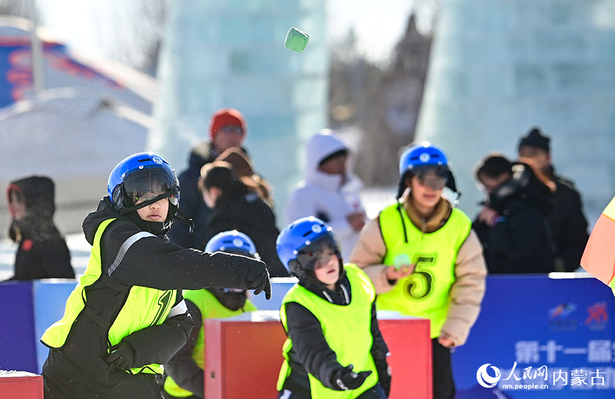 2024年12月20日，運(yùn)動(dòng)愛好者在呼倫貝爾市城市越野滑雪公園體驗(yàn)雪合戰(zhàn)趣味運(yùn)動(dòng)。王正攝