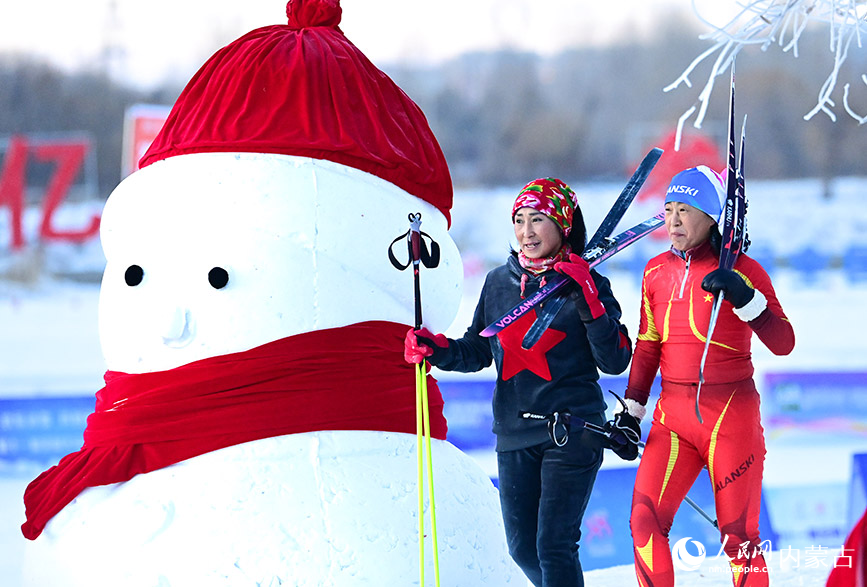 2024年12月20日，運動愛好者在呼倫貝爾市城市越野滑雪公園行走。王正攝