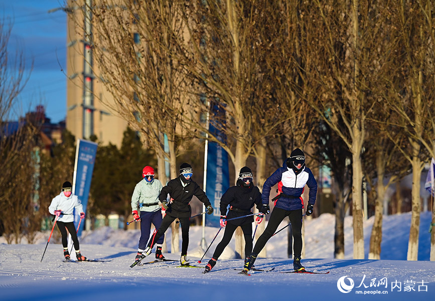 2024年12月20日，運(yùn)動(dòng)愛好者在呼倫貝爾市城市越野滑雪公園滑雪。王正攝