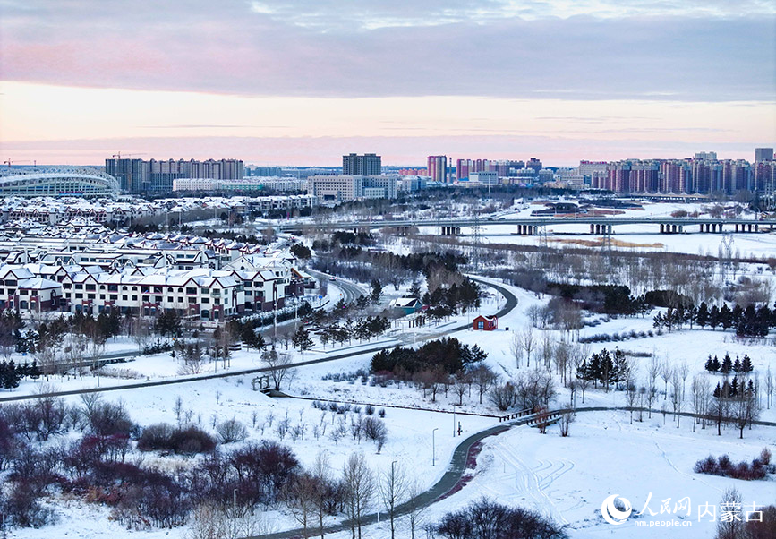 2024年12月20日拍攝的呼倫貝爾市城市越野滑雪公園景色（無人機(jī)照片）。王正攝