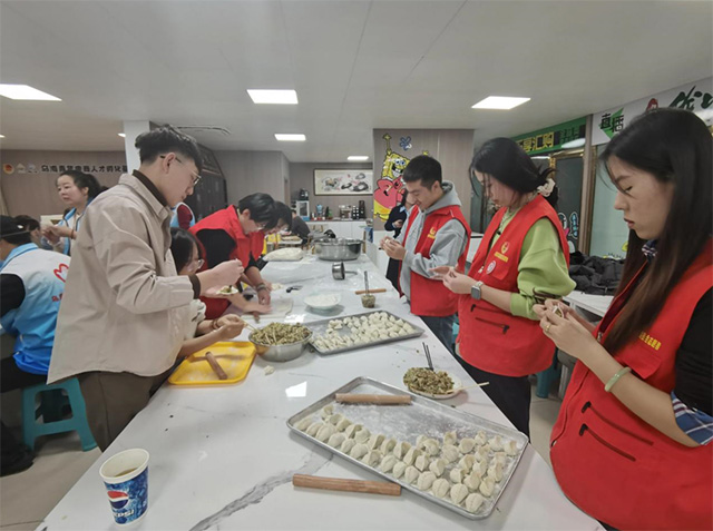志愿者們?cè)谝黄鸢溩?。王悅微攝