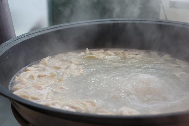 煮餃子。王悅微攝