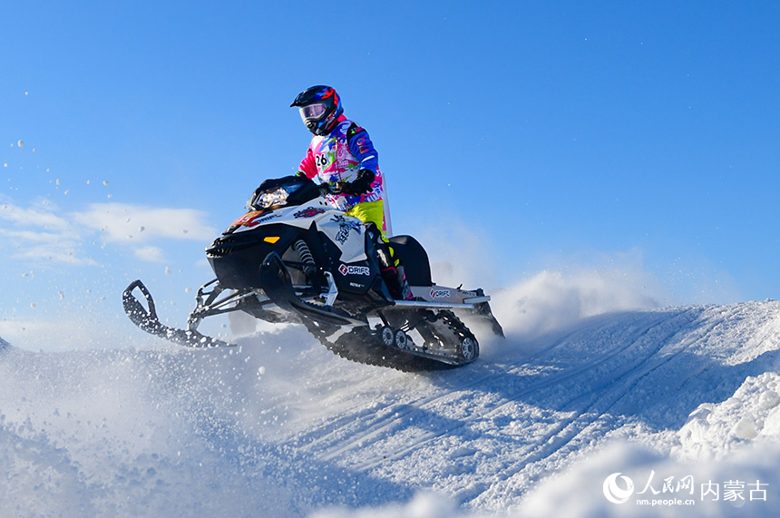 參賽選手在雪地摩托越野場(chǎng)地大獎(jiǎng)賽比賽中。王正攝
