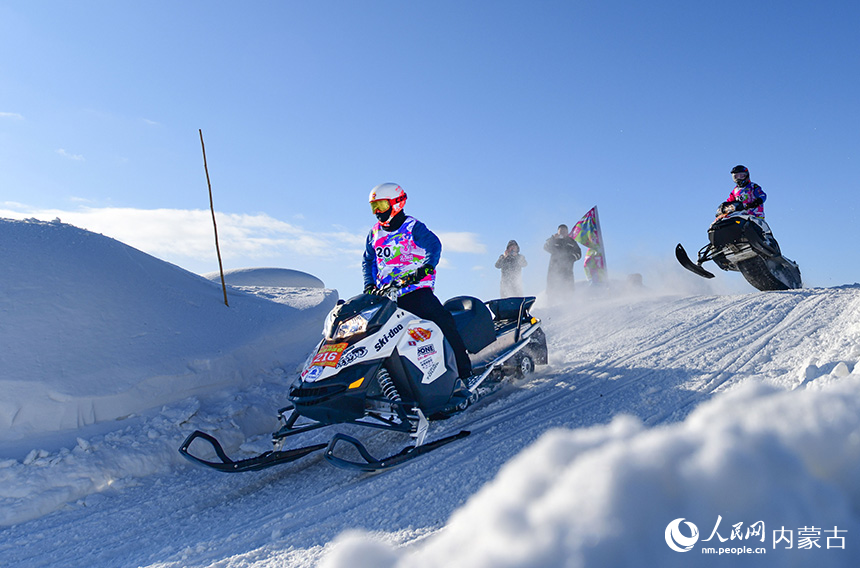 參賽選手在雪地摩托越野場地大獎賽比賽中。王正攝