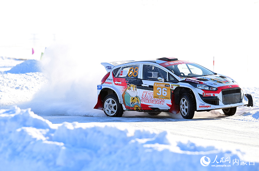 參賽車輛在中國汽車短道拉力錦標(biāo)賽冰雪項(xiàng)目比賽中。王正攝
