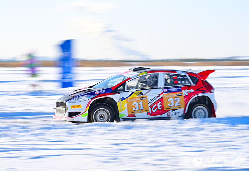 參賽車輛在中國(guó)汽車短道拉力錦標(biāo)賽冰雪項(xiàng)目比賽中。王正攝