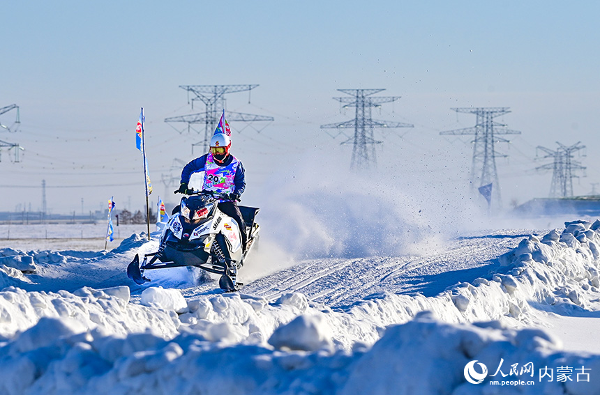 參賽選手在雪地摩托越野場地大獎賽比賽中。王正攝