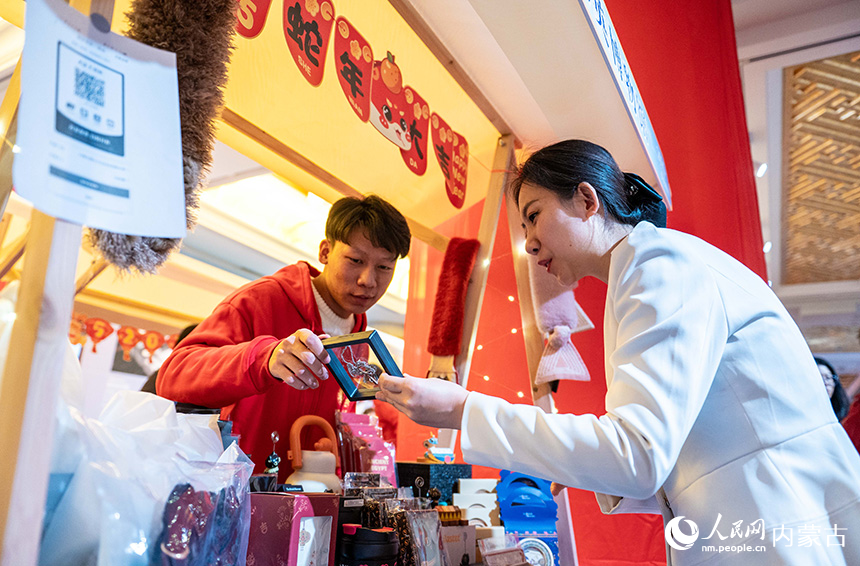 呼和浩特博物館，參觀者在大英博物館展位上選購文創(chuàng)產(chǎn)品。丁根厚攝