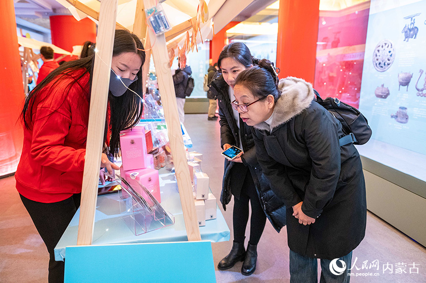 呼和浩特博物館，參觀者在觀看展出的文創(chuàng)產品。丁根厚攝
