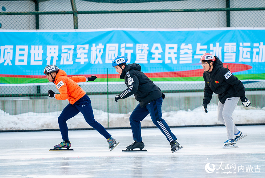 參賽選手在內(nèi)蒙古大學(xué)生滑冰挑戰(zhàn)賽男子500計(jì)時(shí)賽比賽中。丁根厚攝