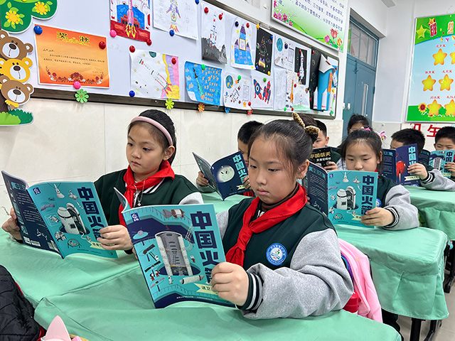 松山十小學生在整本書閱讀航空航天書籍。