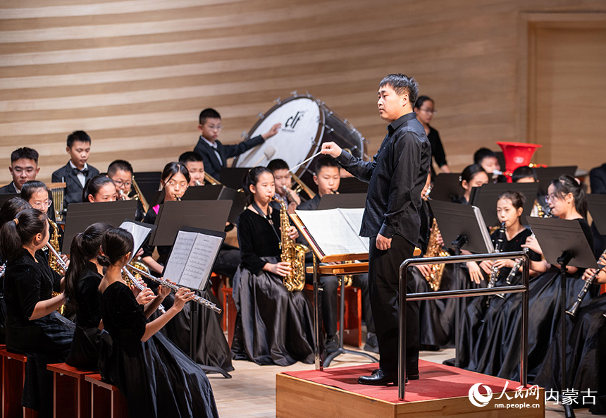 呼和浩特市玉泉區(qū)石東路小學(xué)教育集團(tuán)2025新年音樂會演出現(xiàn)場。丁根厚攝