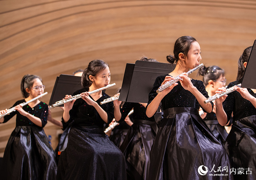 呼和浩特市玉泉區(qū)石東路小學(xué)教育集團(tuán)交響管樂團(tuán)的學(xué)生在新年音樂會(huì)上演出。丁根厚攝