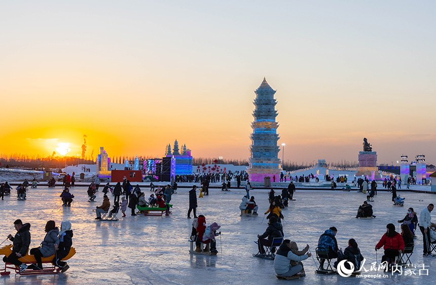 游客在第四屆呼和浩特歡樂冰雪節(jié)活動(dòng)現(xiàn)場(chǎng)體驗(yàn)滑冰車。丁根厚攝