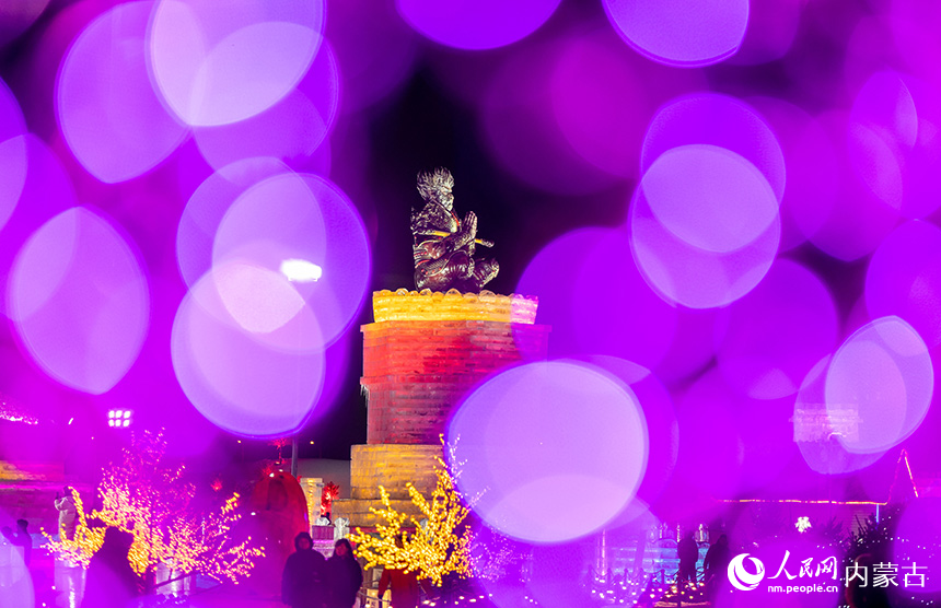游客在第四屆呼和浩特歡樂冰雪節(jié)活動現(xiàn)場欣賞“悟空歸來”主題冰雕。丁根厚攝