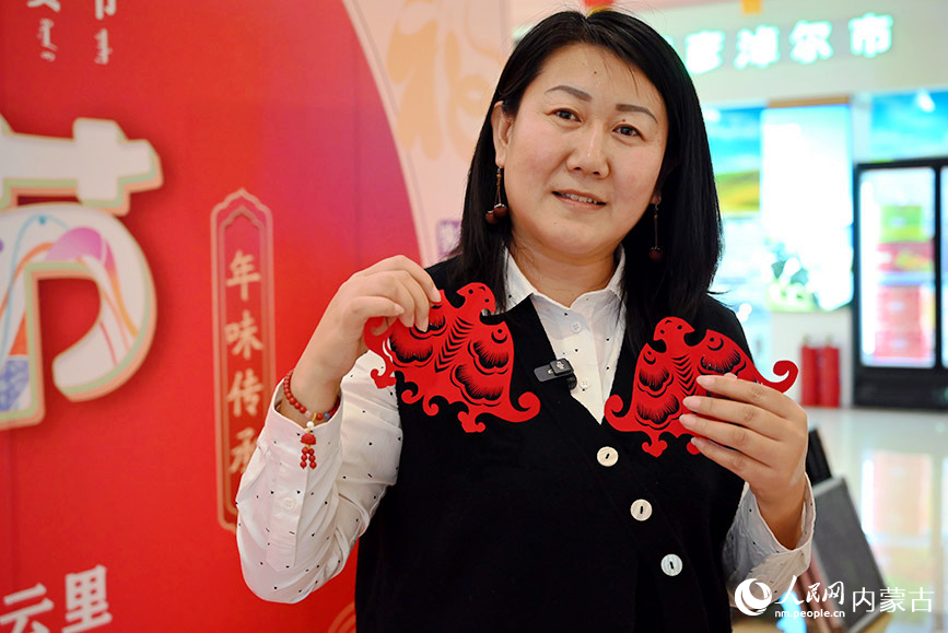 非遺傳承人展示剪紙作品。實習(xí)生 李子薈攝