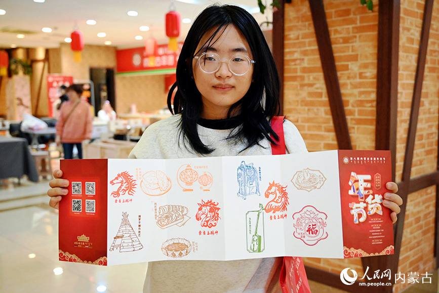 市民展示集章打卡成果。實(shí)習(xí)生 李子薈攝