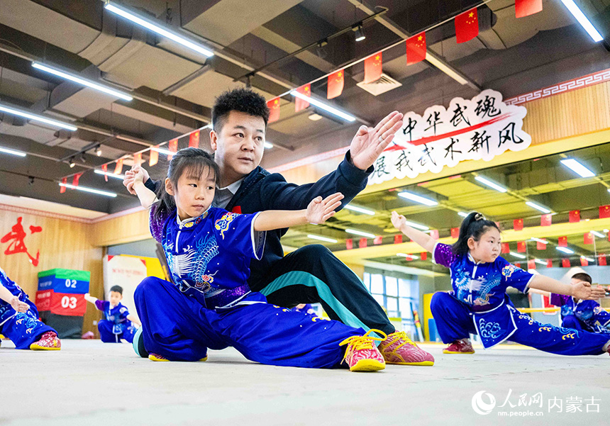 孩子們?cè)诤艉秃铺厥杏袢獏^(qū)青少年宮學(xué)習(xí)中華武術(shù)。丁根厚攝