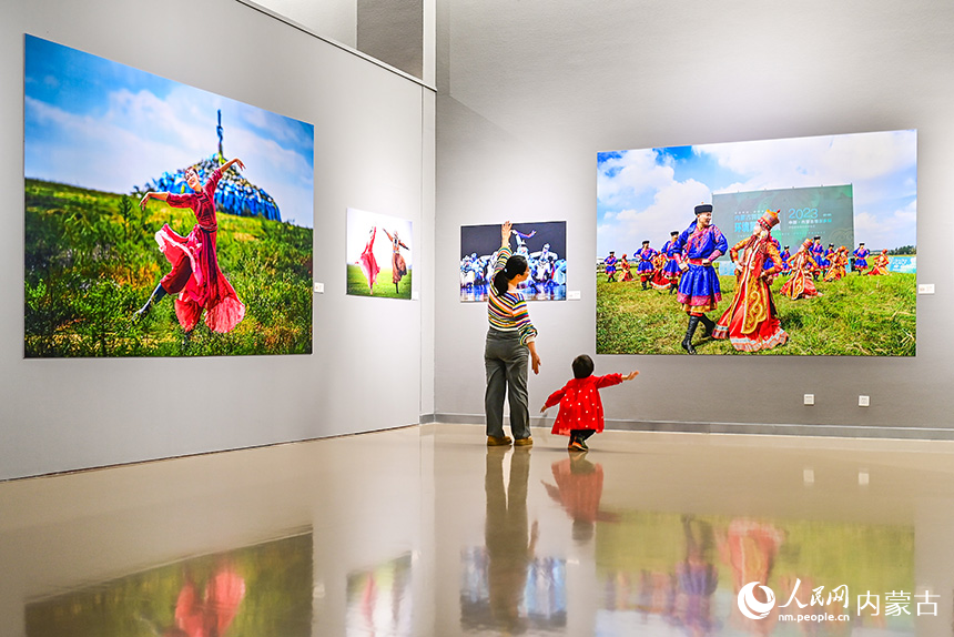觀眾在內蒙古舞蹈家協(xié)會舞蹈影像成果展上觀賞作品。王正攝