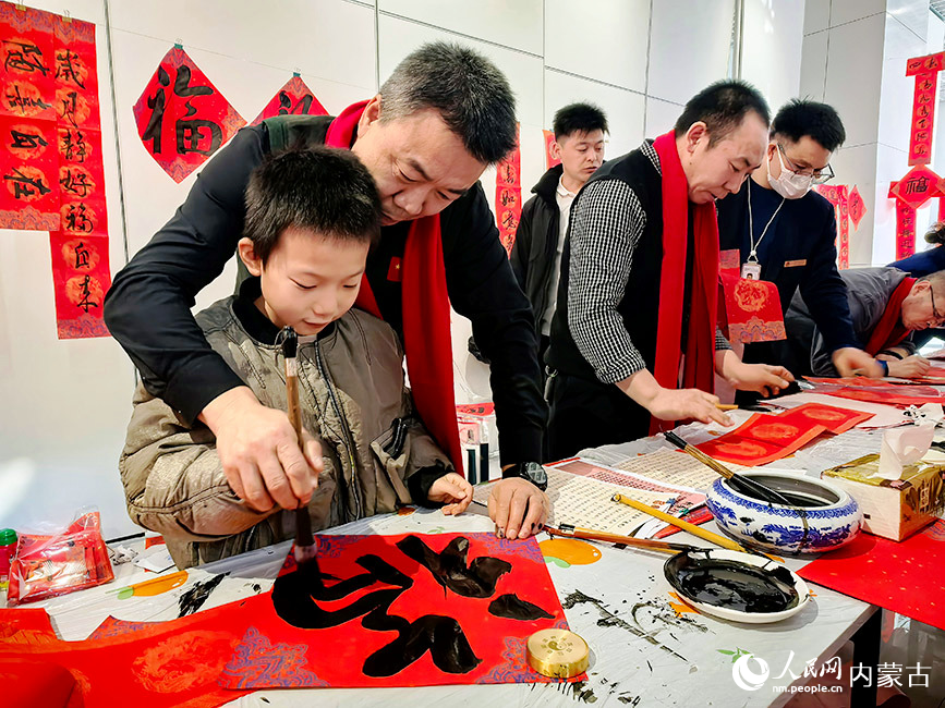現(xiàn)場教小朋友寫福字。人民網(wǎng)記者 寇雅楠攝